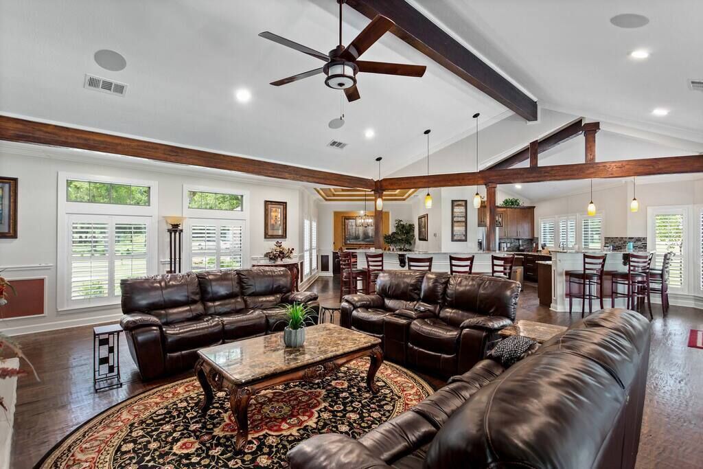 Télévision, cheminée, console de jeux vidéo