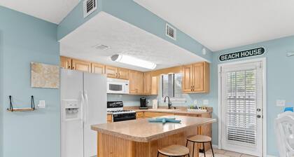 Pet Friendly condo, 3 minute walk to the beach!