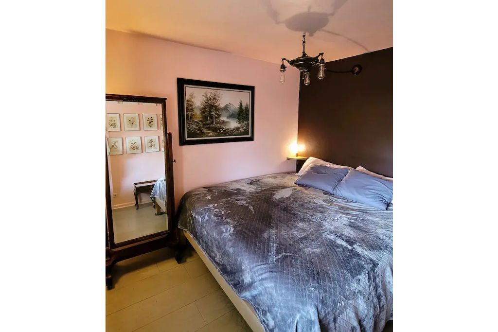 Cozy Updated Victorian Bungalow close to everything, no fees!