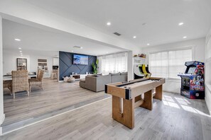 Game room - Sea-renity Villa: golf, games, spa, beach, 3 miles from FLL airport (Fort Lauderdale)