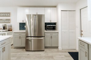 Een koelkast, een magnetron, een oven, een kookplaat