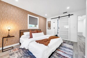 5 bedrooms, desk, WiFi