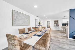 Dining - Sea-renity Villa: golf, games, spa, beach, 3 miles from FLL airport (Fort Lauderdale)