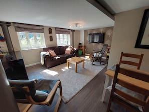 TV - Former showhome with indoor pool & gym (Oakhill)