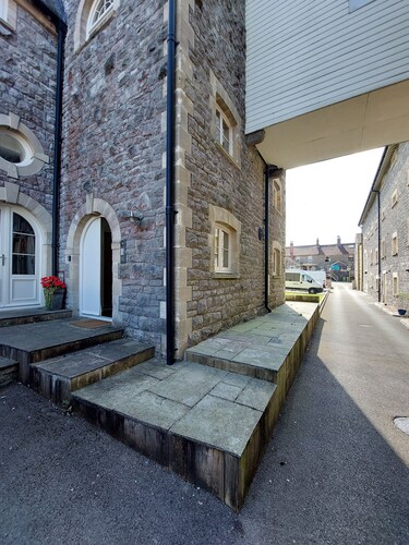 Former showhome with indoor pool & gym