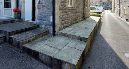 Former showhome with indoor pool & gym