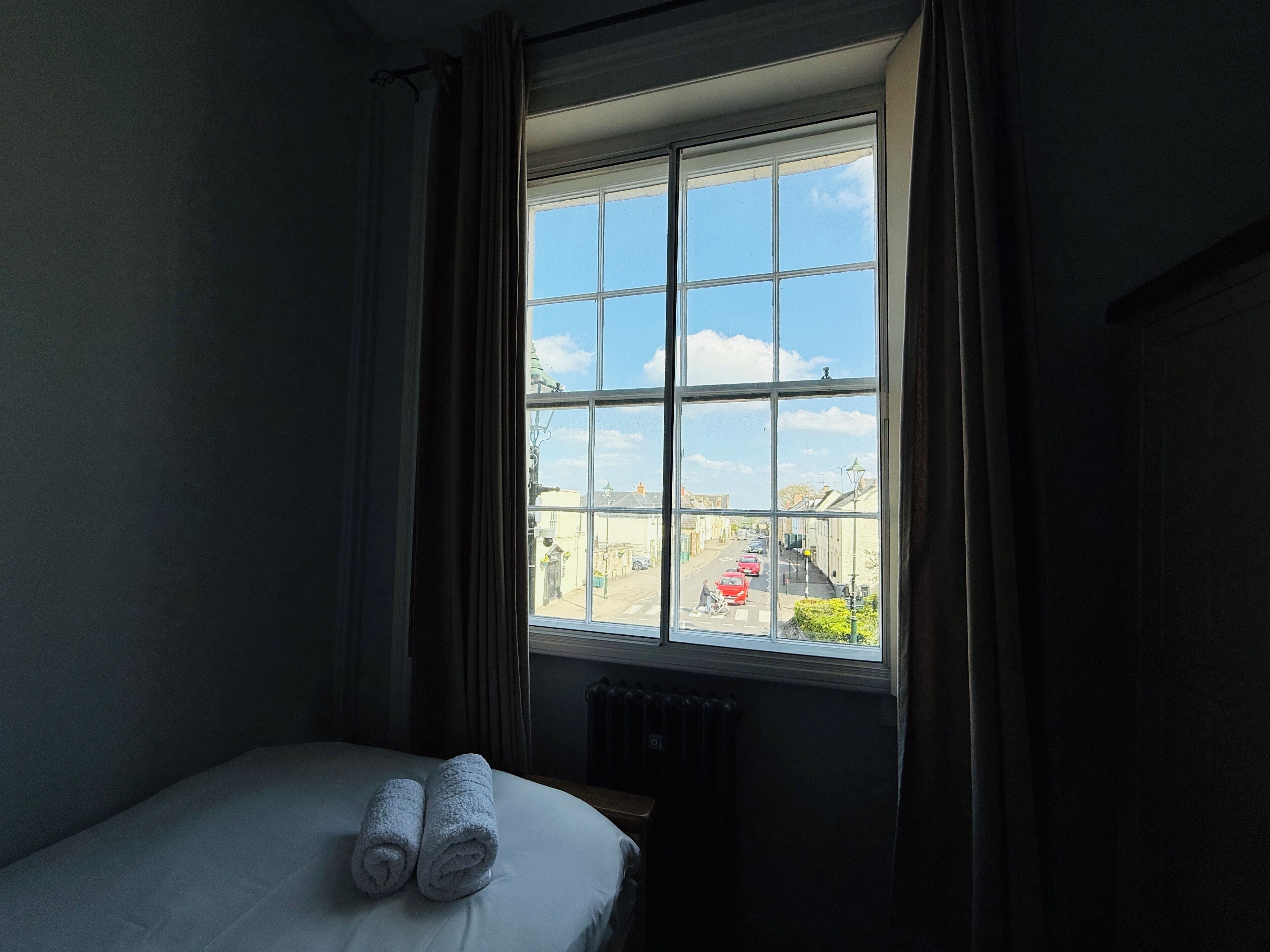 Chambre Simple Standard, 1 lit une place, non-fumeurs, salle de bains attenante | Coffres-forts dans les chambres, décoration personnalisée