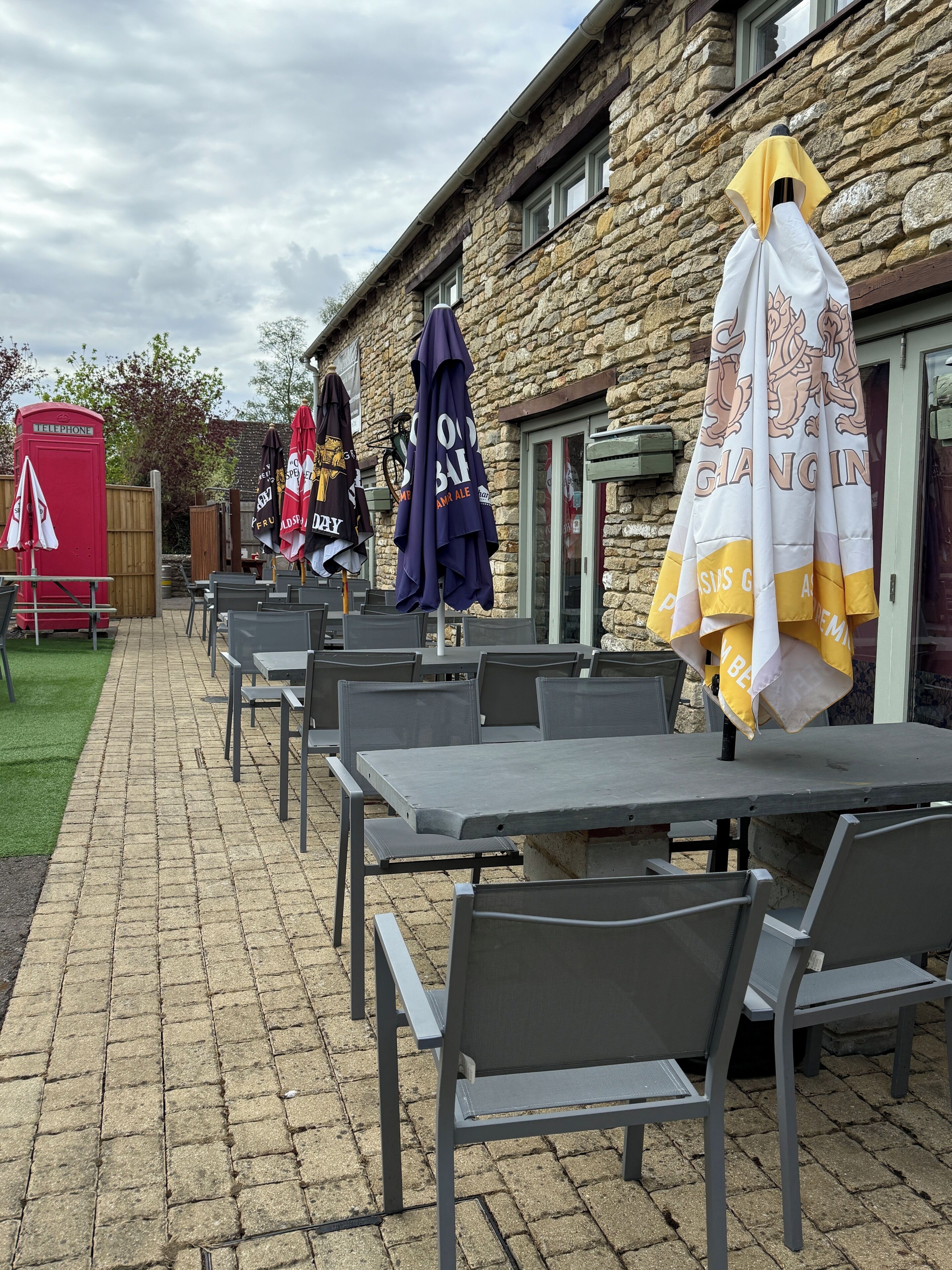 2 间餐厅，供应午餐和晚餐，泰国菜