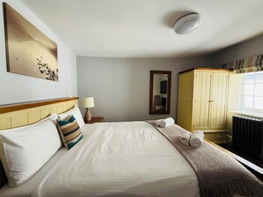 Deluxe tweepersoonskamer, 1 tweepersoonsbed, en-suite badkamer | Een kluis op de kamer, individueel gedecoreerd, individueel gemeubileerd