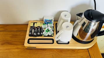 Dobbeltrom – superior, 1 kingsize-seng, eget bad, byutsikt | Safe på rommet, skrivebord for bærbar PC og strykejern/-brett