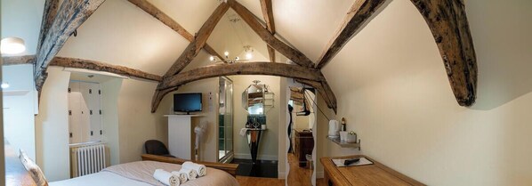 Deluxe Double Room, 1 Double Bed, Ensuite | In-room safe, individually decorated, individually furnished