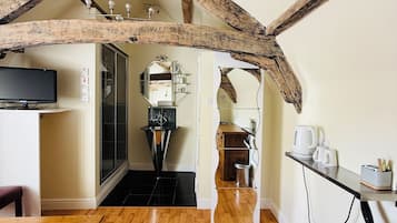 Habitación doble Confort, 1 cama matrimonial, baño en la habitación | Caja de seguridad en la habitación y decoración personalizada
