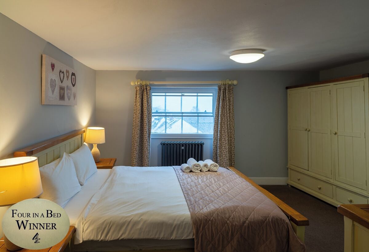 Chambre Double Supérieure, 1 très grand lit, salle de bains attenante, vue ville | Coffres-forts dans les chambres, décoration personnalisée