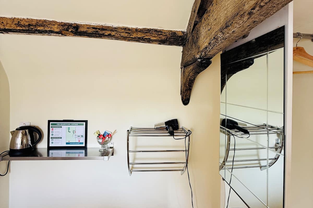 Deluxe eenpersoonskamer, 1 eenpersoonsbed, niet-roken, en-suite badkamer | Een kluis op de kamer, individueel gedecoreerd, individueel gemeubileerd