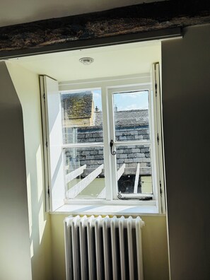 Habitación doble Confort, 1 cama matrimonial, baño en la habitación | Caja de seguridad en la habitación y decoración personalizada