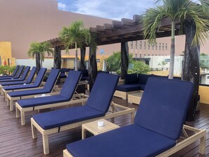 Alberca al aire libre y sombrillas en la alberca 