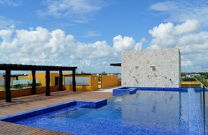 Alberca al aire libre y sombrillas en la alberca 