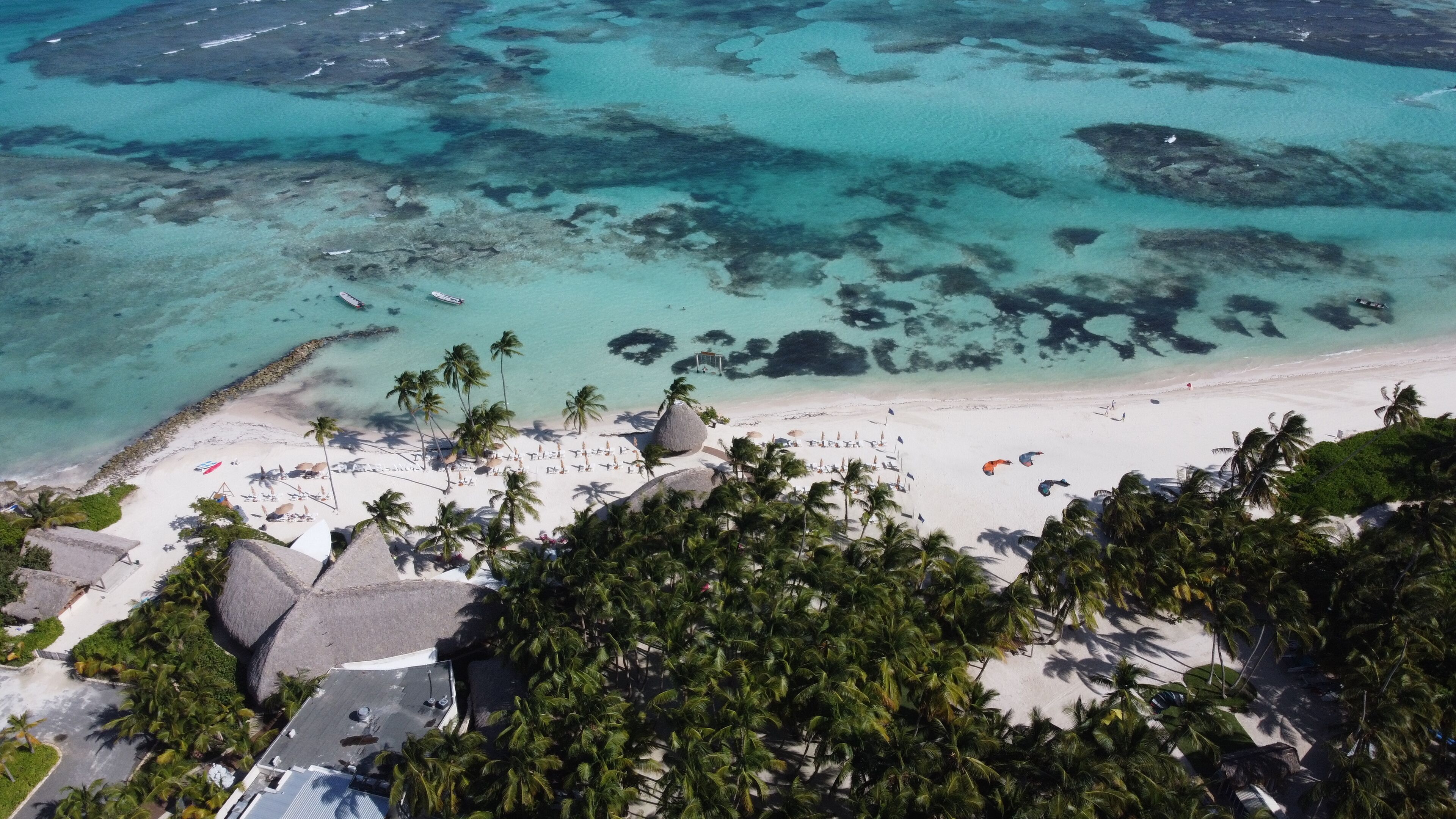 Beach nearby, sun loungers, beach towels