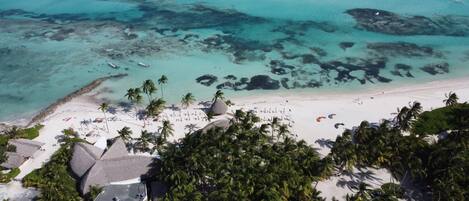 Nær stranden, solsenger og strandhåndklær
