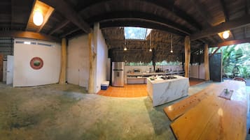 Réfrigérateur, four, plaque de cuisson, cafetière/bouilloire