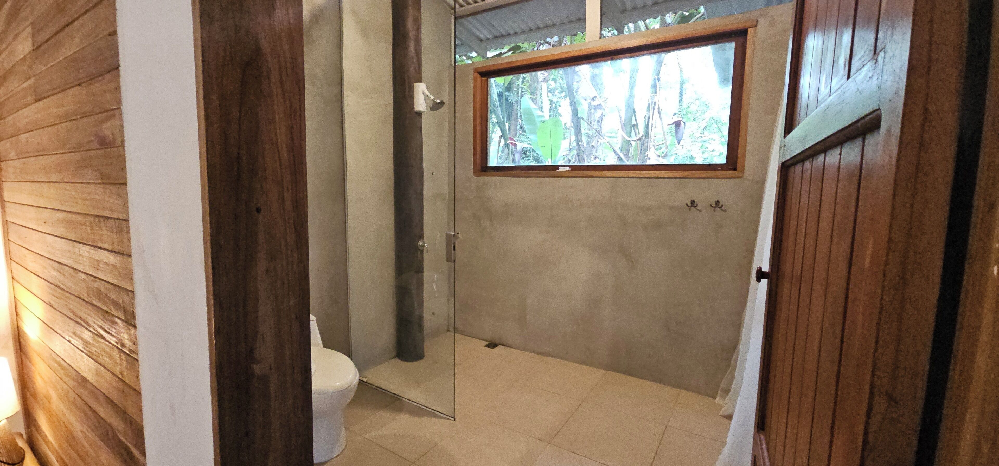 Douche, articles de toilette écologiques, serviettes fournies, savon