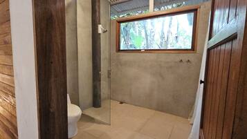 Douche, articles de toilette écologiques, serviettes fournies, savon