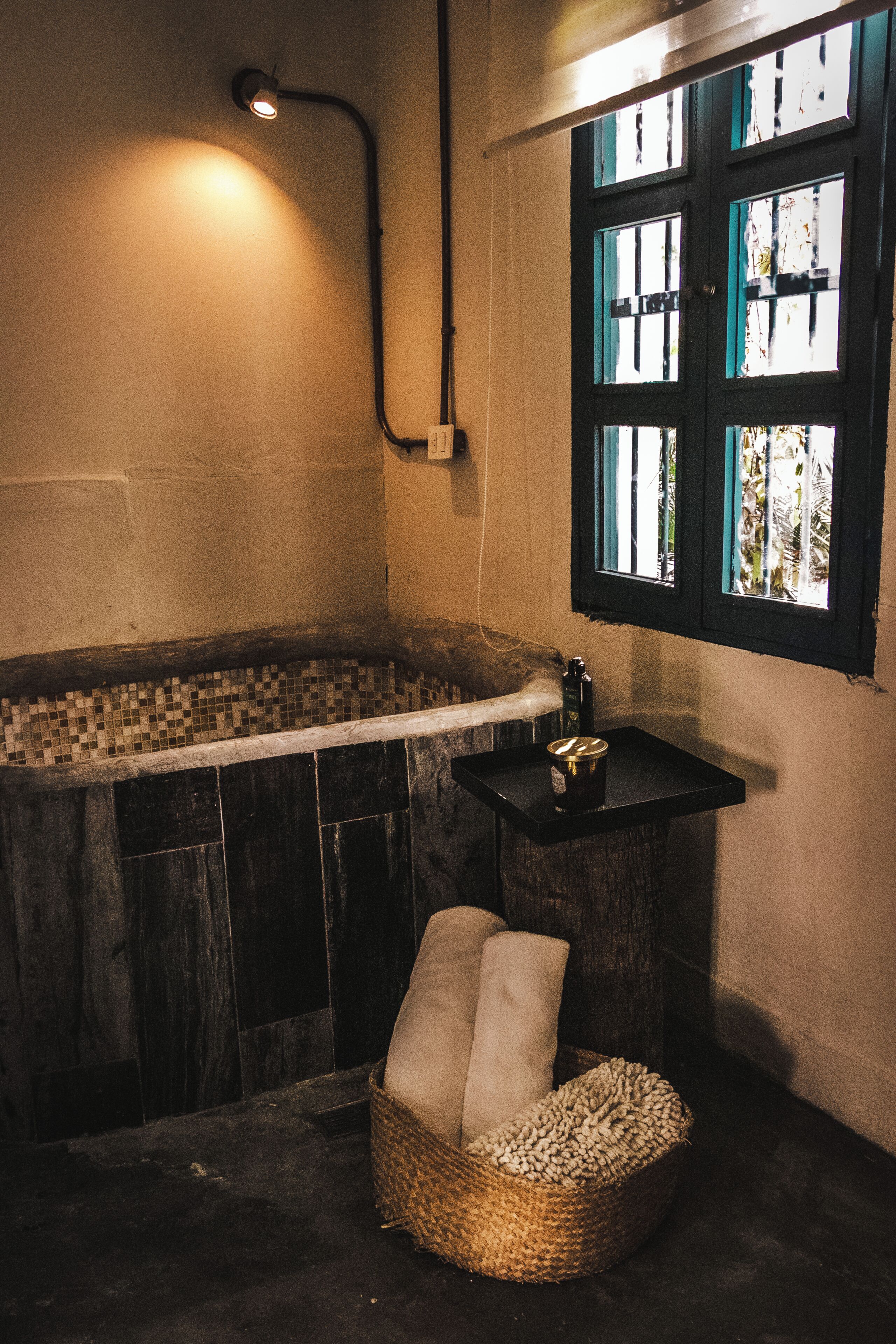 Habitación Deluxe, 1 cama de matrimonio grande, acceso a la piscina | Baño | Ducha, secador de pelo, toallas y jabón