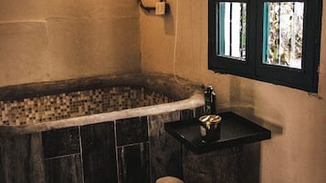 Habitación Deluxe, 1 cama de matrimonio grande, acceso a la piscina | Baño | Ducha, secador de pelo, toallas y jabón