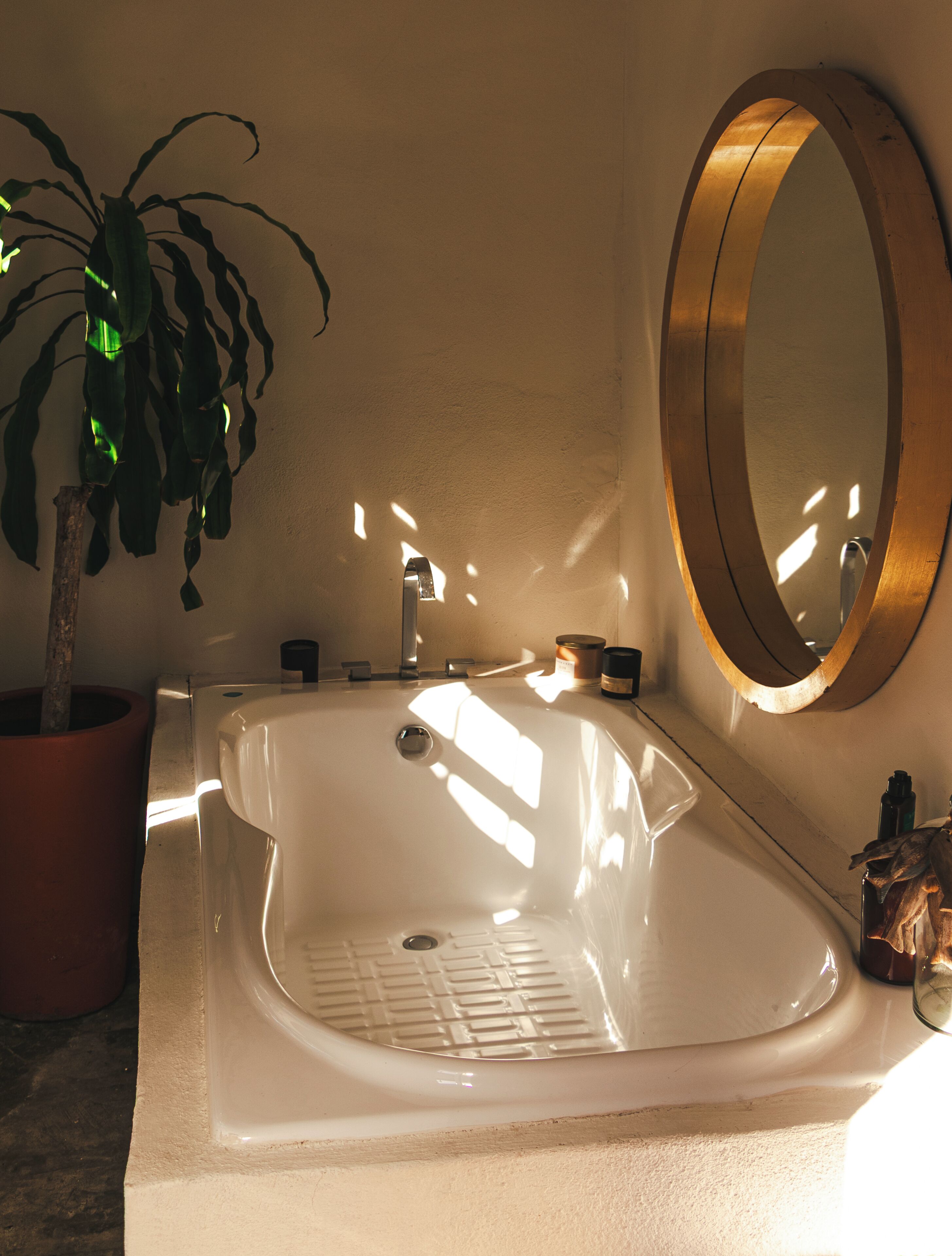 Superior Room, 1 King Bed, Pool Access | Bathroom | Hair dryer, towels, soap, shampoo
