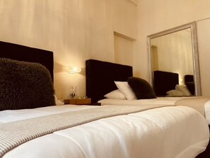 City Room, 1 Double Bed, Private Bathroom | Hypo-allergenic bedding, down comforters, in-room safe - Mina Suites (Monterrey)