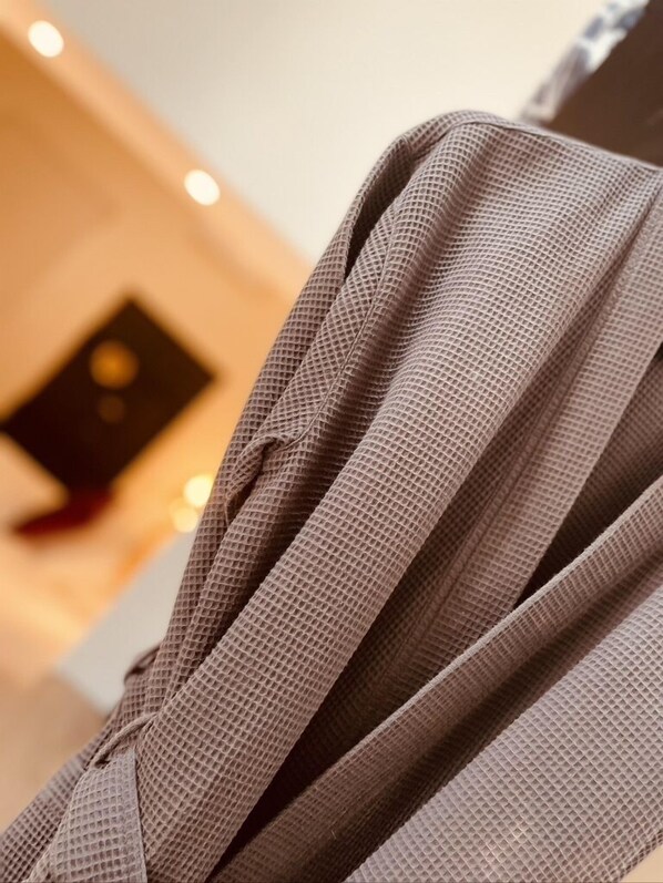 Un gros plan d’un tissu à texture particulière, qui pourrait faire partie d’un meuble ou d’un élément de décoration.