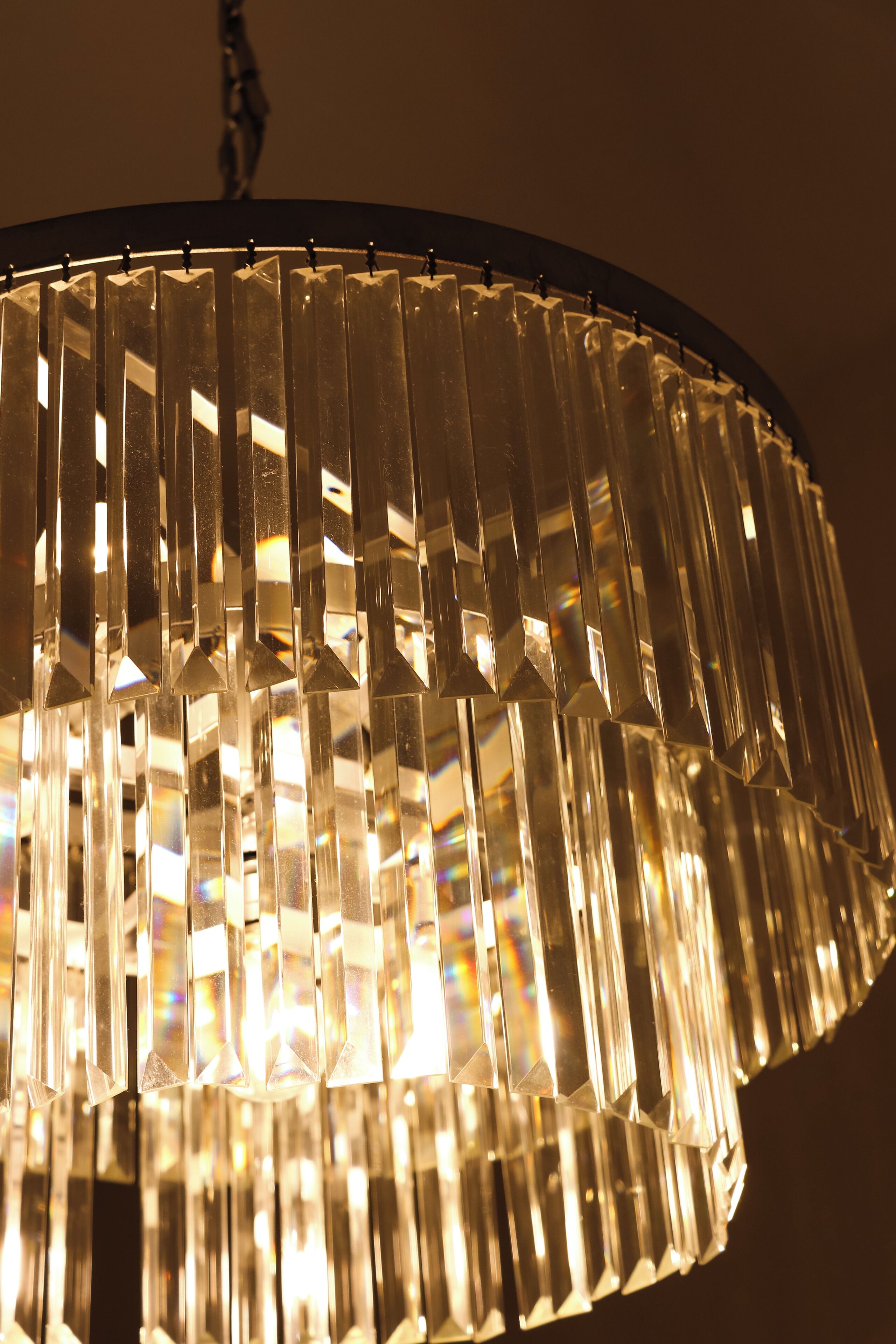Un candelabro con múltiples detalles de cristal.