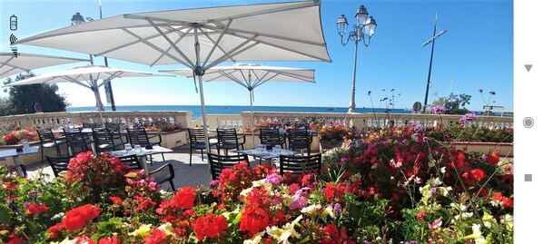 Outdoor dining - Le Foch - Face Grande Plage with garage (Les Sables-d´Olonne)