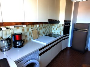 Fridge, oven, stovetop, coffee/tea maker