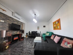 TV connectée, cheminée, baby-foot, table de tennis de table