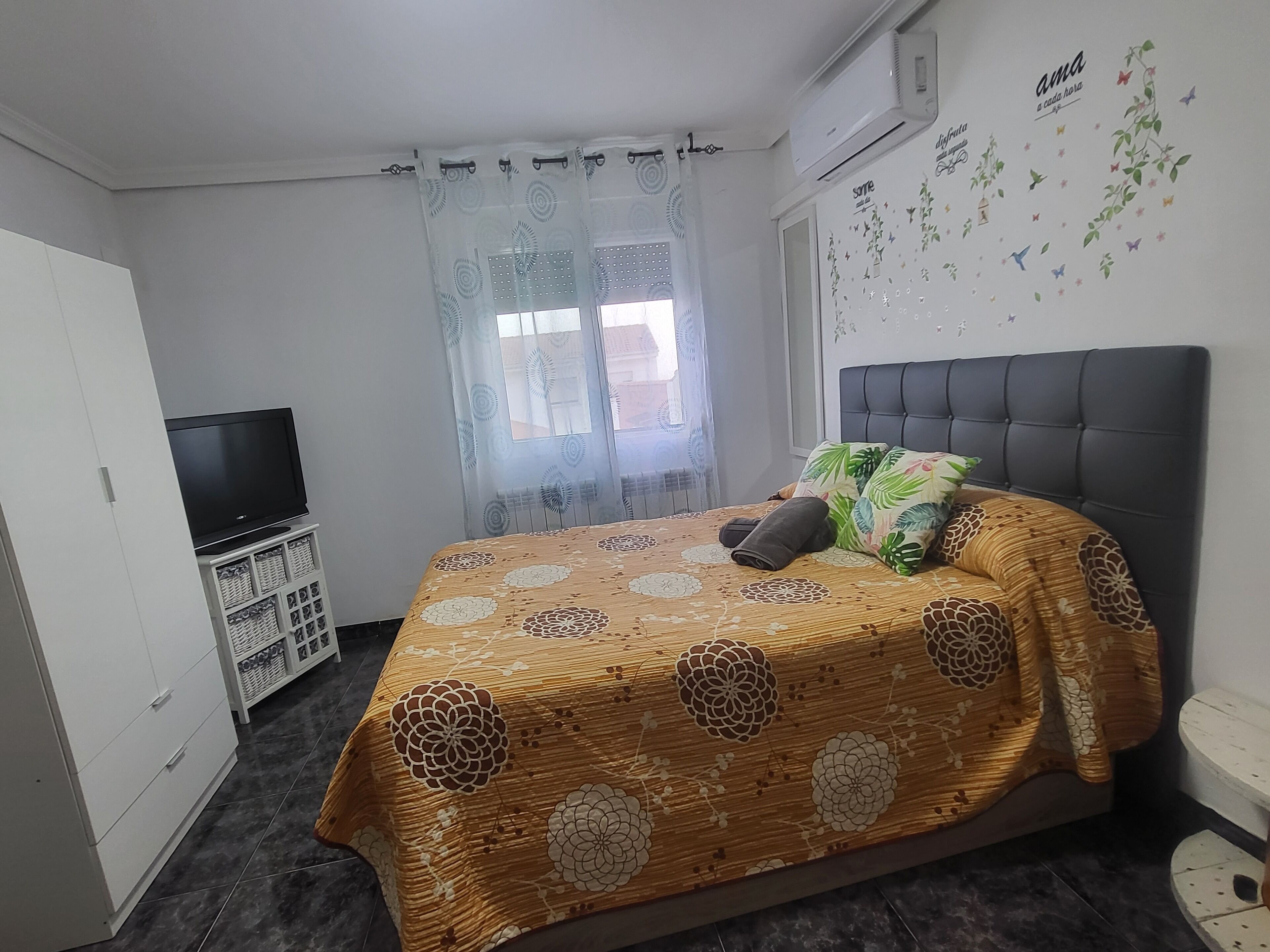 4 bedrooms, desk, iron/ironing board, free WiFi
