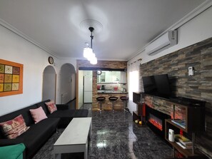 TV connectée, cheminée, baby-foot, table de tennis de table