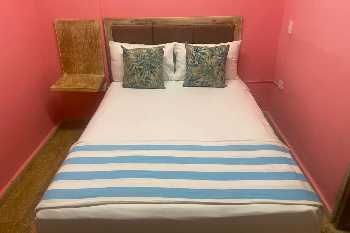 Habitación estándar, 1 cama matrimonial | Wifi gratis y ropa de cama