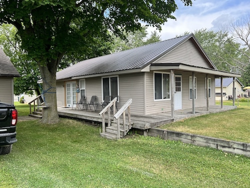 Ice fishermen welcome. 100 yards to Saginaw bay.  1.5 miles to casino. 
