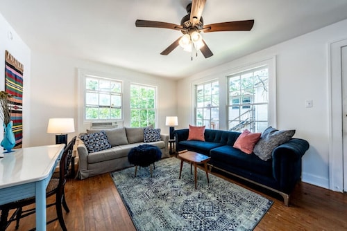 The Charmer, Super Close to UT + Downtown