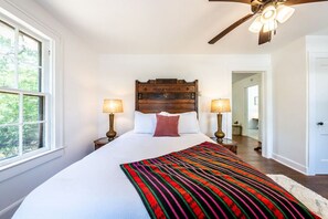 1 dormitorio, escritorio, tabla de planchar con plancha y cuna de viaje
