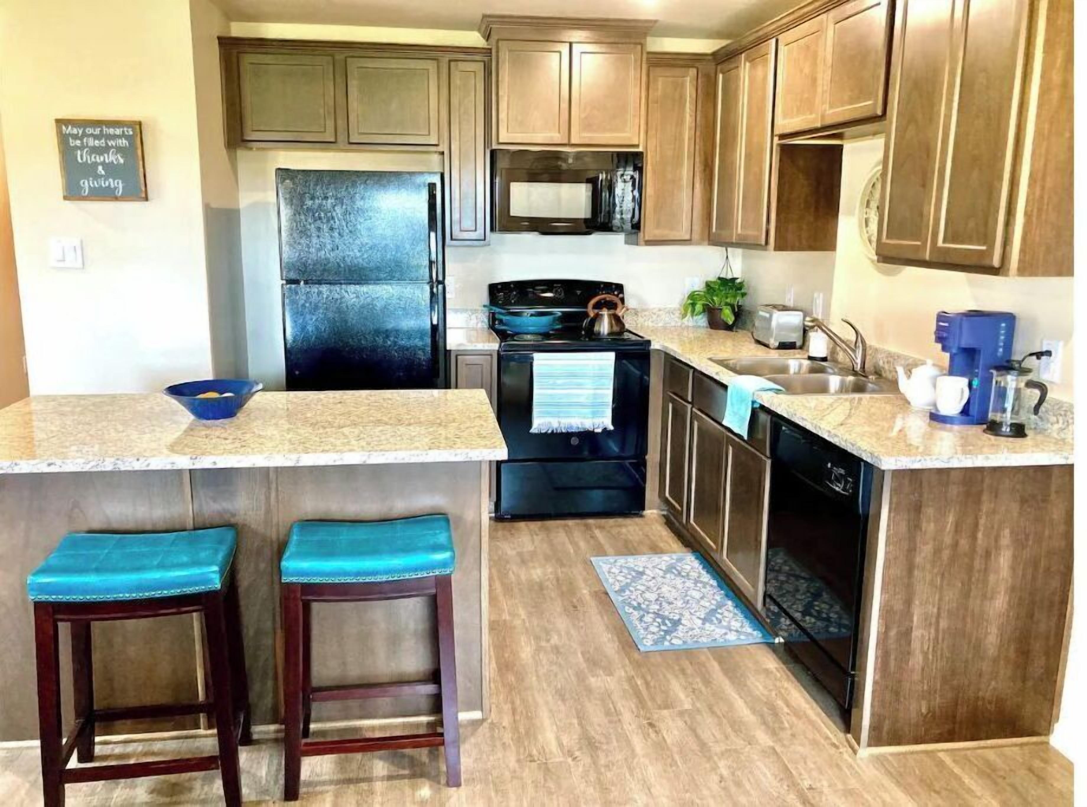 Microondas, placa de cocina, lavavajillas y cafetera o tetera