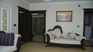 Ein Wohnzimmer mit einer Couch und einer Wand mit Muster.