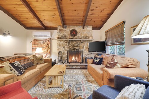 Steps from the Lake! Fire Pit, Paddle Boards, Aquaslide in Lake!