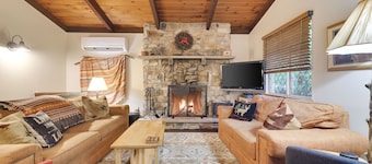 Steps from the Lake! Fire Pit, Paddle Boards, Aquaslide in Lake!