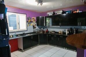 Réfrigérateur, four à micro-ondes, un four, lave-vaisselle