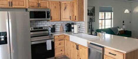 Geladeira, micro-ondas, fogão, cooktop