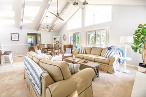 Smart-tv, een open haard en een tafeltennistafel