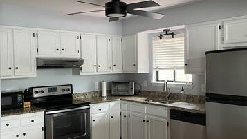 Een koelkast, een magnetron, een oven, een kookplaat