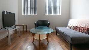 TV - Easy access property in the heart of Wakefield (Wakefield)